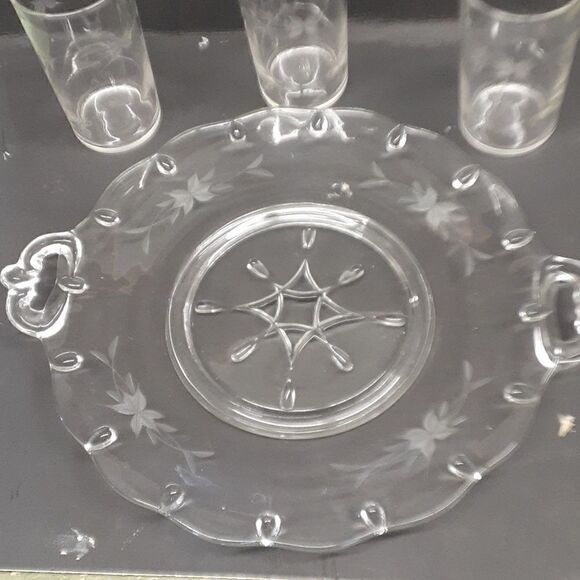 Etched flower/leaf design tray with handles and star design in middle - Picture 1 of 4